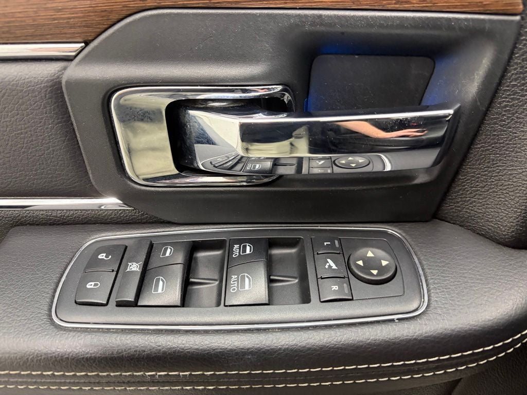 2017 RAM 1500 Laramie Crew Cab 4x4 5'7' Box