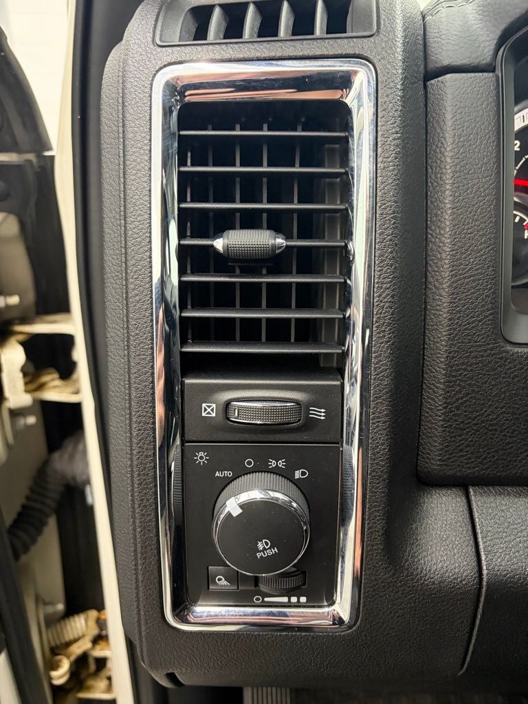 2017 RAM 1500 Laramie Crew Cab 4x4 5'7' Box